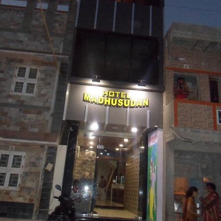 Hotel Madhusudan Dwārka Kültér fotó
