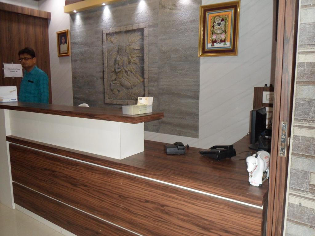 Hotel Madhusudan Dwārka Kültér fotó