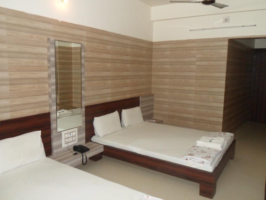 Hotel Madhusudan Dwārka Szoba fotó