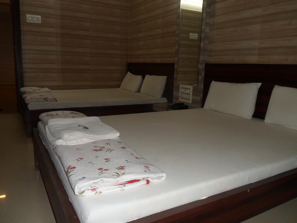 Hotel Madhusudan Dwārka Kültér fotó
