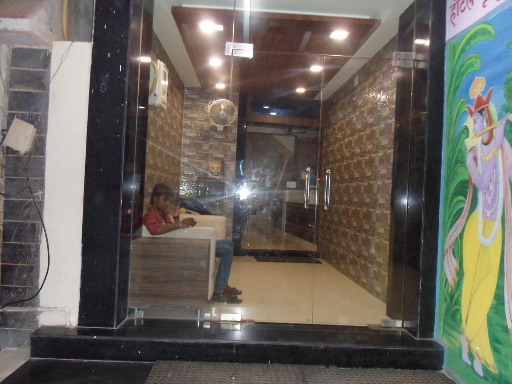 Hotel Madhusudan Dwārka Kültér fotó
