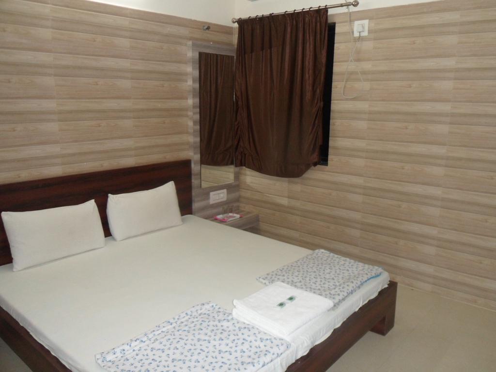 Hotel Madhusudan Dwārka Szoba fotó